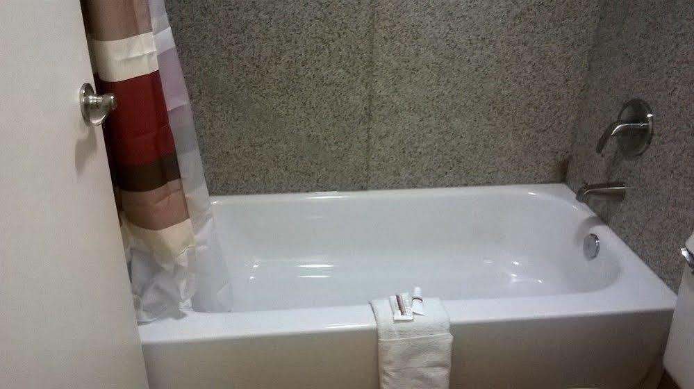 فندق ريد روف بلاس+ هانتسفيل - ماديسون ماديسن المظهر الخارجي الصورة